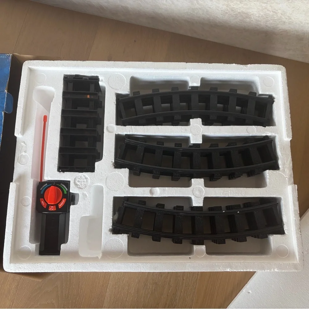 Lionel Polar Express G-Gauge Train Set, Like New with box